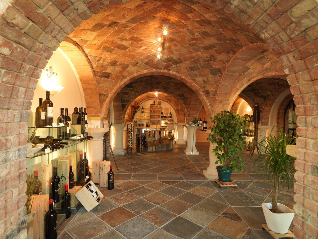 Weingut Skoff Original Hotel กัมลิทซ์ ภายนอก รูปภาพ